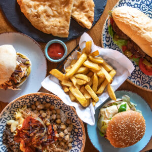 Burger mit Pommes – Close-up mit Bokeh