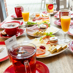Buffet mit Canapés, Tee & Gläsern – Eventcatering