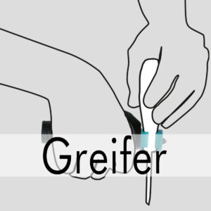 Hand mit iCan Greifer – ergonomisches Werkzeug für motorische Einschränkungen