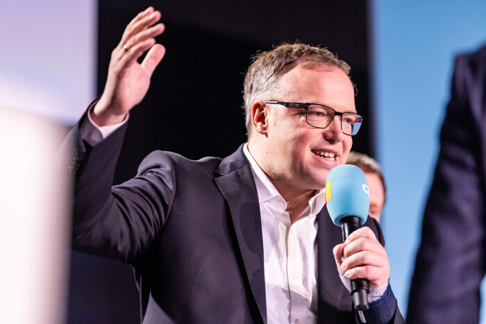 Mario Voigt hebt beide Hände während einer Rede auf einer Parteiveranstaltung in Sachsen.