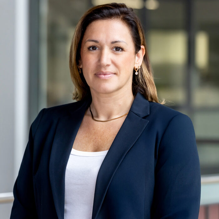 Frau im Business-Outfit vor moderner Architektur – authentisches Portrait