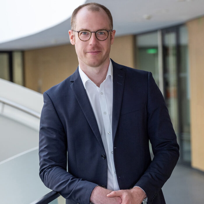 Mann im Businessoutfit im modernen Bürogebäude – professionelles Portrait