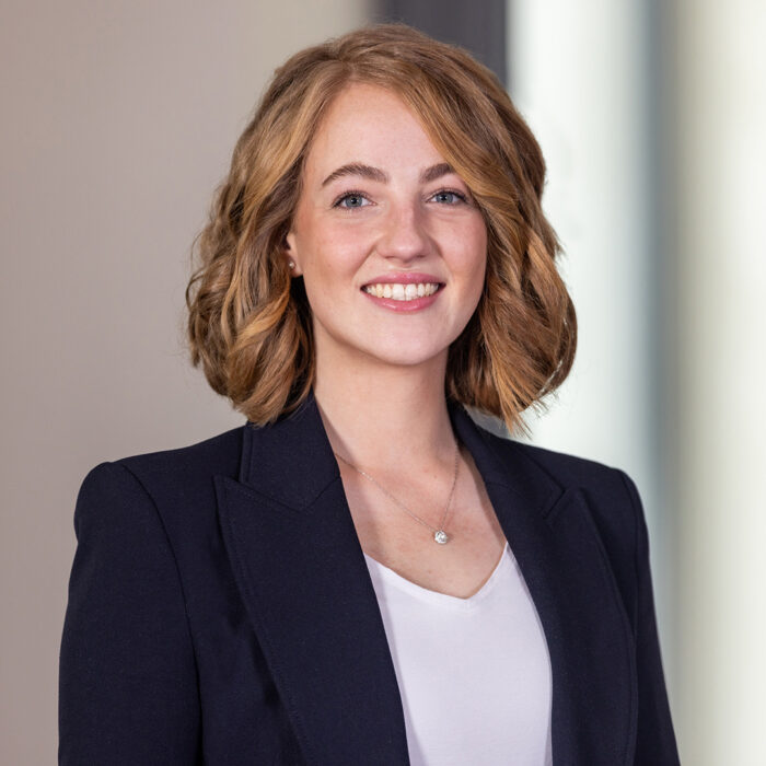 Freundliches Portrait einer Frau im Business-Outfit – professionell fotografiert in Hannover