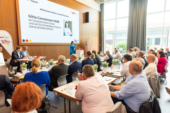 Delegiertenversammlung mit Politikern und Publikum in Papenburg