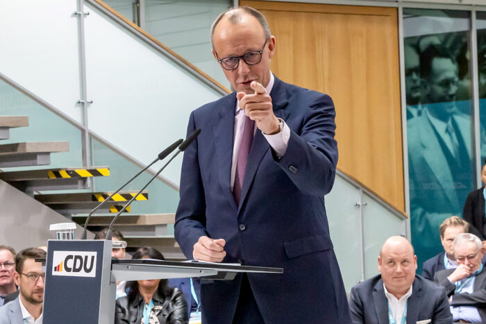 Friedrich Merz spricht am Pult bei einem CDU Wirtschaftsdialog