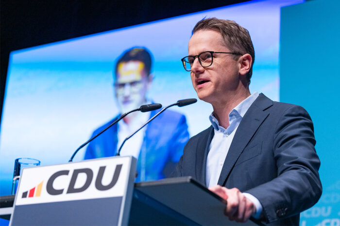 Carsten Linnemann im Dialog auf einem CDU-Parteitag