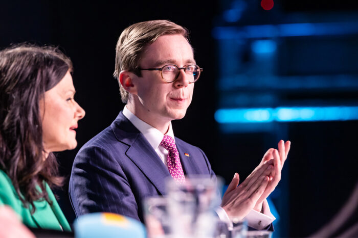 Politikerinnen und Politiker während einer Podiumsdiskussion.