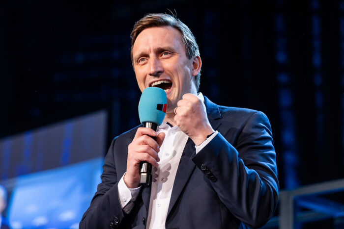 Sebastian Lechner spricht am Pult auf einem CDU-Parteitag in Niedersachsen