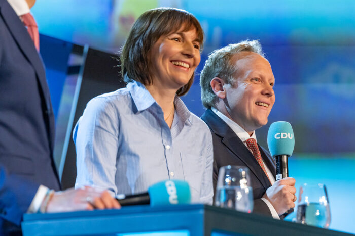 Parlamentarische staatssekretärin Mareike Lotte Wulf und Tilmann Kuban im Podium
