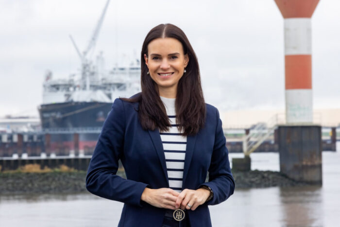 Porträt von Vanessa Zobel für die CDU im Wahlkampf, im hintergrund sieht man Hafen und ein schiff.