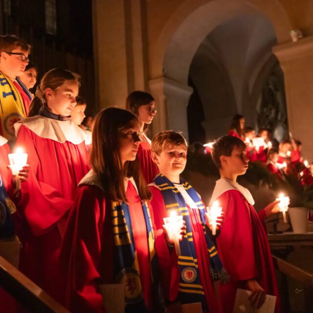 ​Der Weihnachtsmarkt ist abgebaut, die Neujahrsempfänge laufen auf Hochtouren. Zeit für einen Rückblick auf meine Aufnahmen für @city.of.lions.
​Rund um den Dom stand die besondere Atmosphäre der Löwenstadt im Fokus meiner Kamera: Vom andächtigen Chorgesang im Kerzenschein bis hin zu urbanen Beats und modernem Lichtdesign. Facettenreiche Momente zwischen Tradition und Zeitgeist, die ich in dieser Kulisse bildlich fixiert habe.#berufsfotograf #werbefotografie #businessfotografie