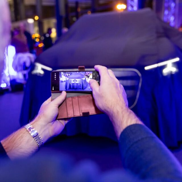 Sneak Preview – durch meine Kamera gab's in Braunschweig bei @autohaus_rosier . Zwischen Nebel und Lasershow drückte ich den Auslöser, während @stefan.bkr vorab die neuen elektrischen Mercedes-Benz Modelle GLC und CLA präsentierte.​Bereit für eigene Bilder? Melde dich!​#Braunschweig #berufsfotograf #Rosier  #Eventfotografie  #BusinessFotografie